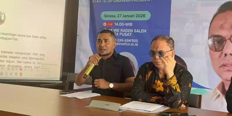 Ir. H. R. Haidar Alwi Bersama Sandri Rumanama Ir. H. R. Haidar Alwi Bersama Sandri Rumanama