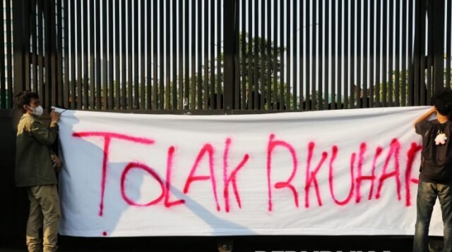 023798000 1753183162 830 556