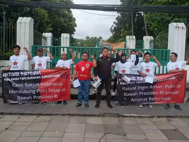 Konferensi Pers Aktivis REPDEM Di Tugu Proklamasi Konferensi Pers Aktivis REPDEM Di Tugu Proklamasi