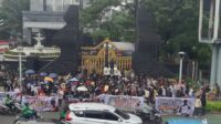 Aksi Front Persatuan Indonesia Di Depan Polda Metro Jaya Aksi Front Persatuan Indonesia Di Depan Polda Metro Jaya